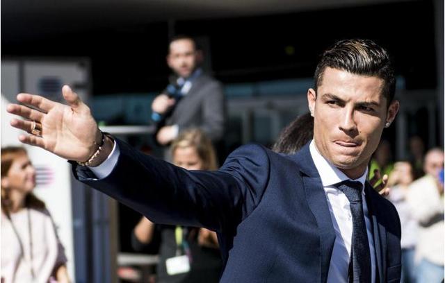 滑手扮关公成都街头玩滑板（关公装扮滑手现身成都街头滑板）