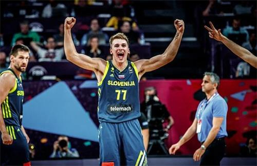 对手：这人是机器人吗？（对手质疑：他是机器人？）