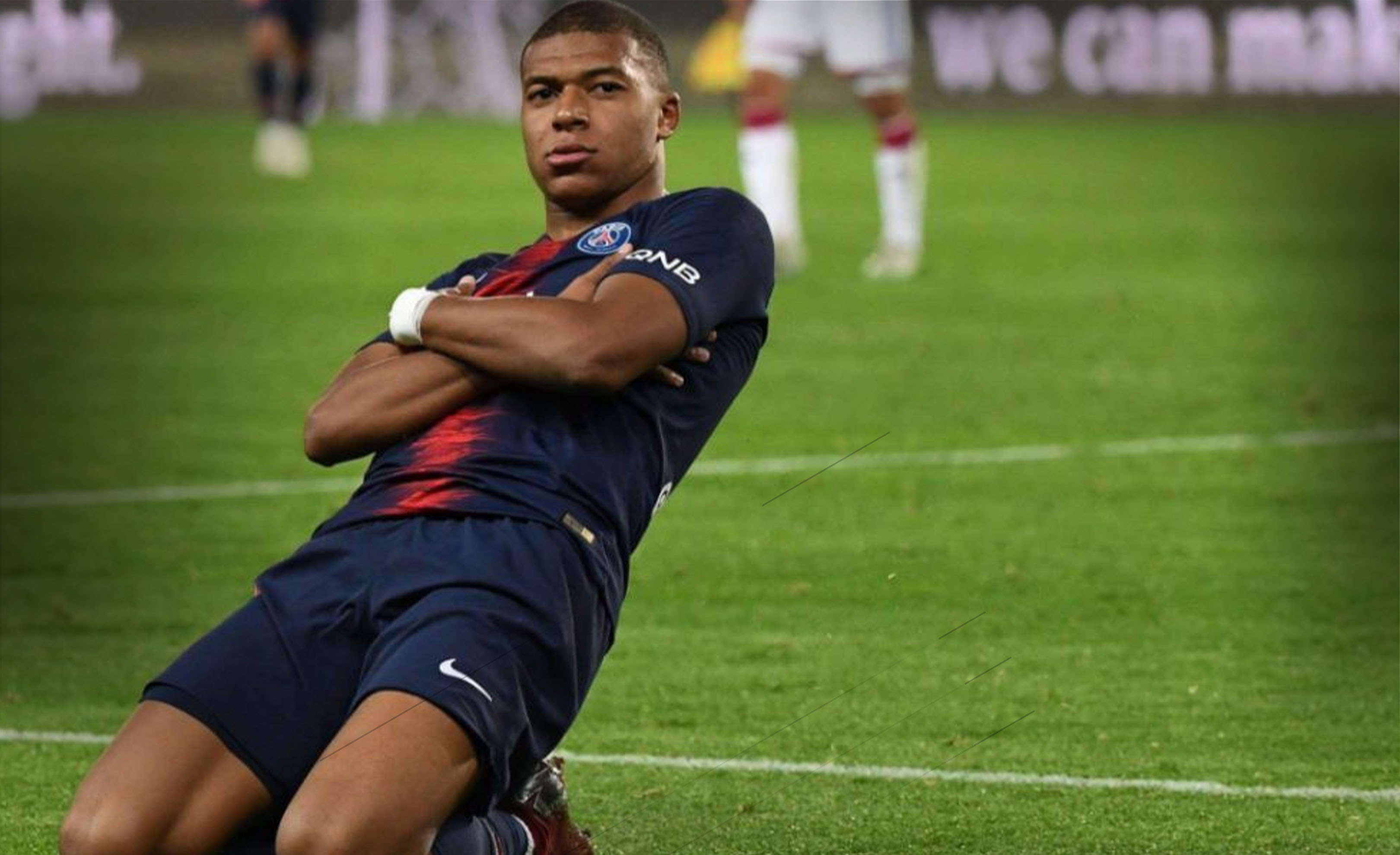 尤文大巴玻璃再次被洪水球迷砸碎！（尤文大巴车窗再度遭洪水球迷砸碎）