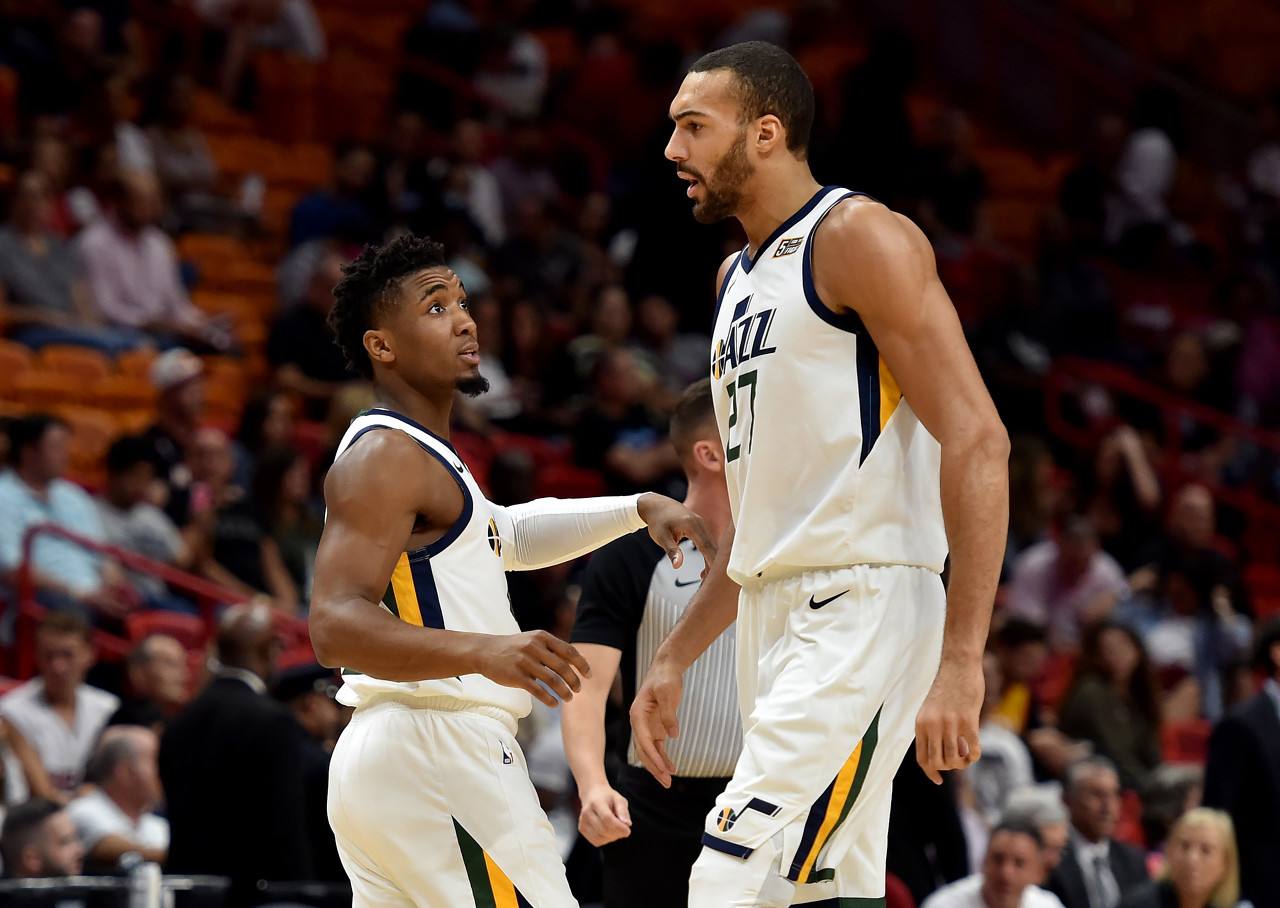 当选对阵巴黎全场最佳，诺伊尔社媒庆祝胜利：团队👊（诺伊尔对阵巴黎当选全场最佳，社媒庆胜发声：团队👊）